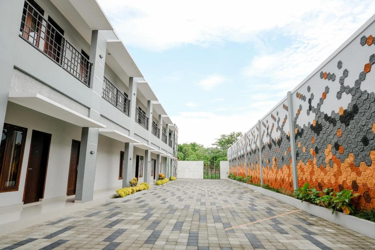 Oyo 2140 Hs Residence Tulungagung Exterior photo