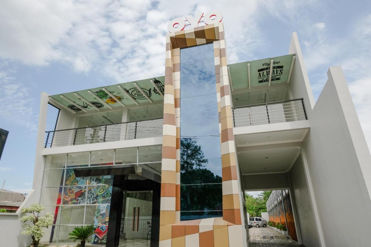 Oyo 2140 Hs Residence Tulungagung Exterior photo