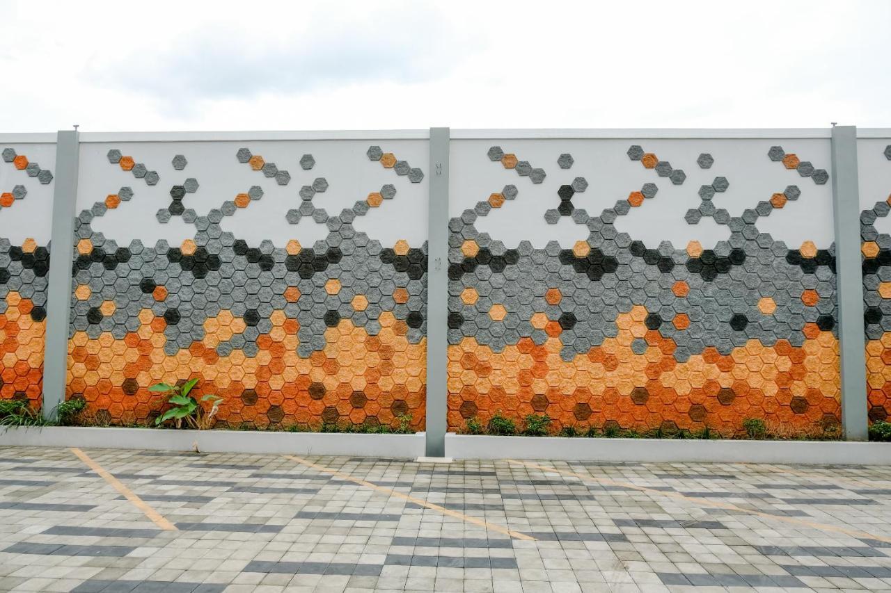 Oyo 2140 Hs Residence Tulungagung Exterior photo