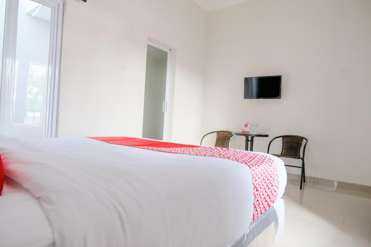 Oyo 2140 Hs Residence Tulungagung Exterior photo